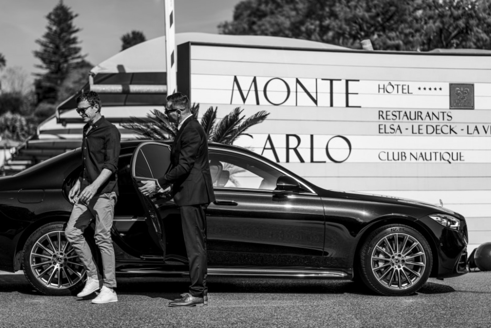 Limo Service with Private Driver in Roquebrune-Cap-Martin – 24/7 Service – VIP Limousine Service – Book Online – Near Monaco 
