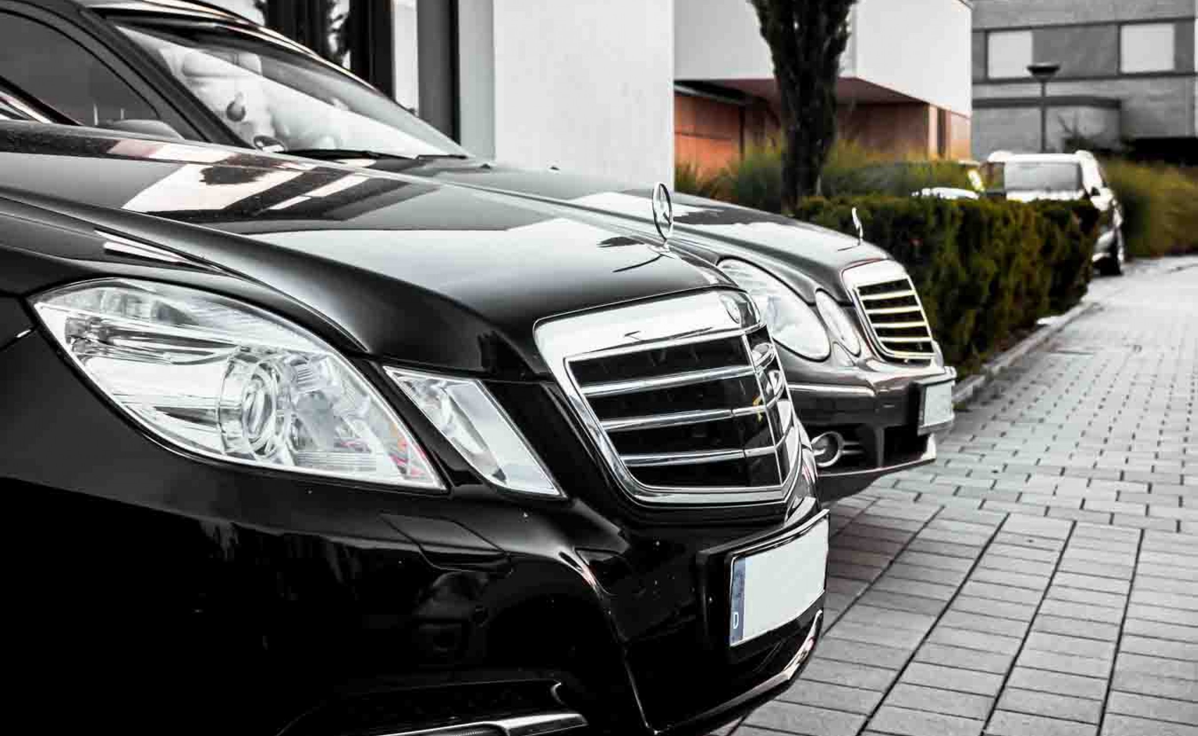  What is a luxury car service? 