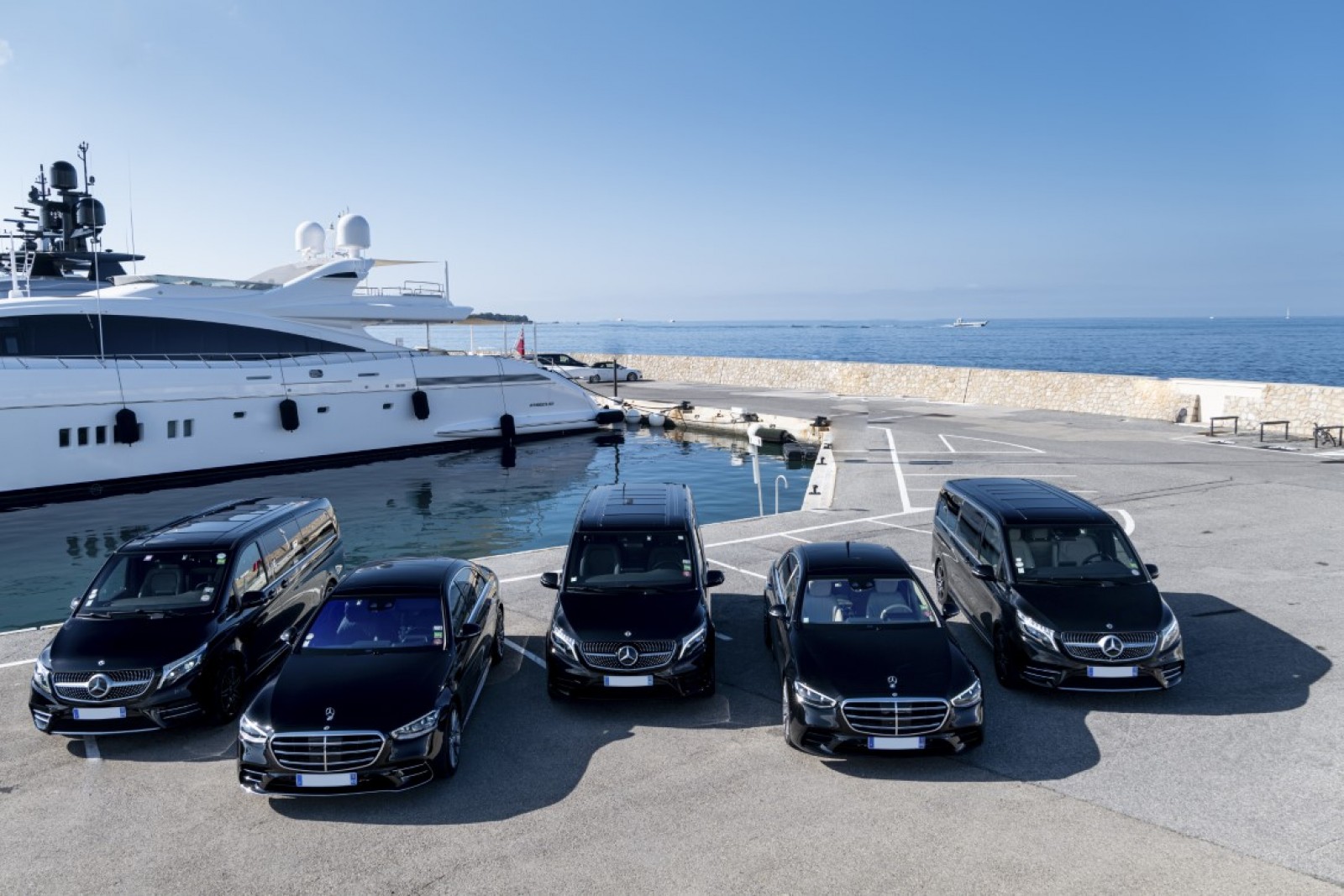 Chauffeur Privé à Antibes - Véhicules & Services Premium - Réactivité 24/7 - Ruby Services - Location de Voiture avec Chauffeur à Antibes