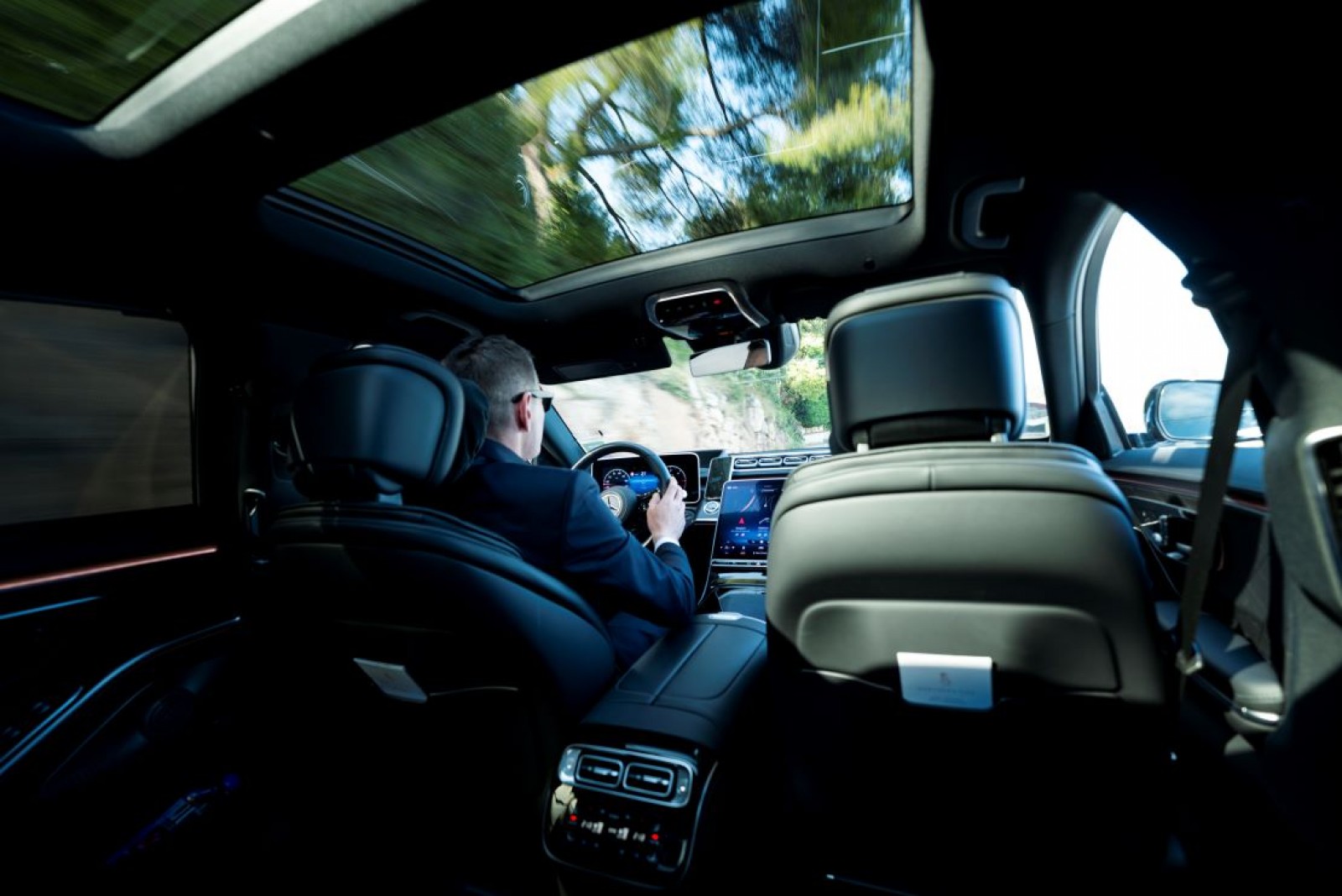 Limousine avec Chauffeur à Cannes – Service 24/7 – Chauffeur Privé – Devis Personnalisé