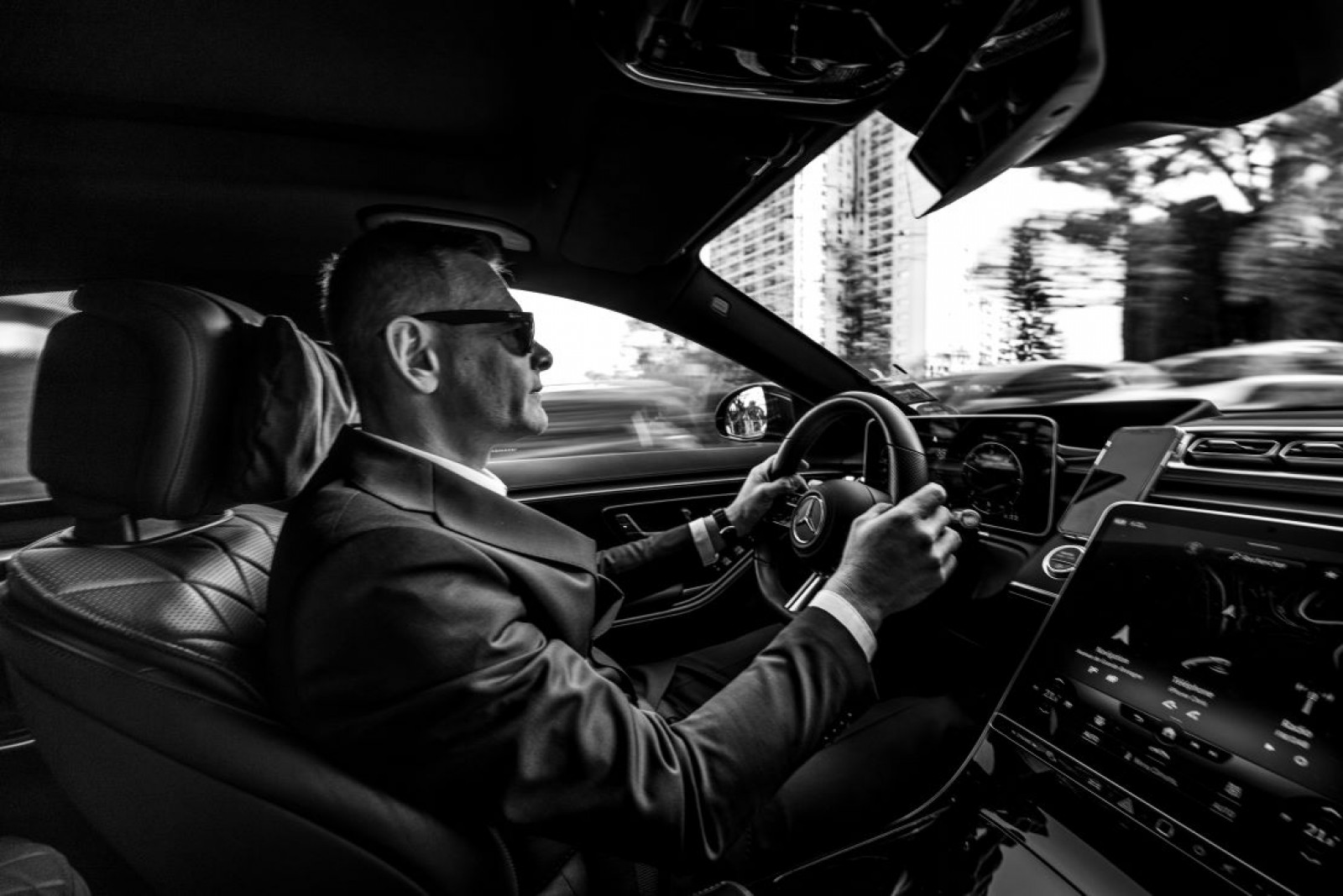 Limousine avec Chauffeur à Monaco – Service 24/7 – Chauffeur Privé – Devis Personnalisé
