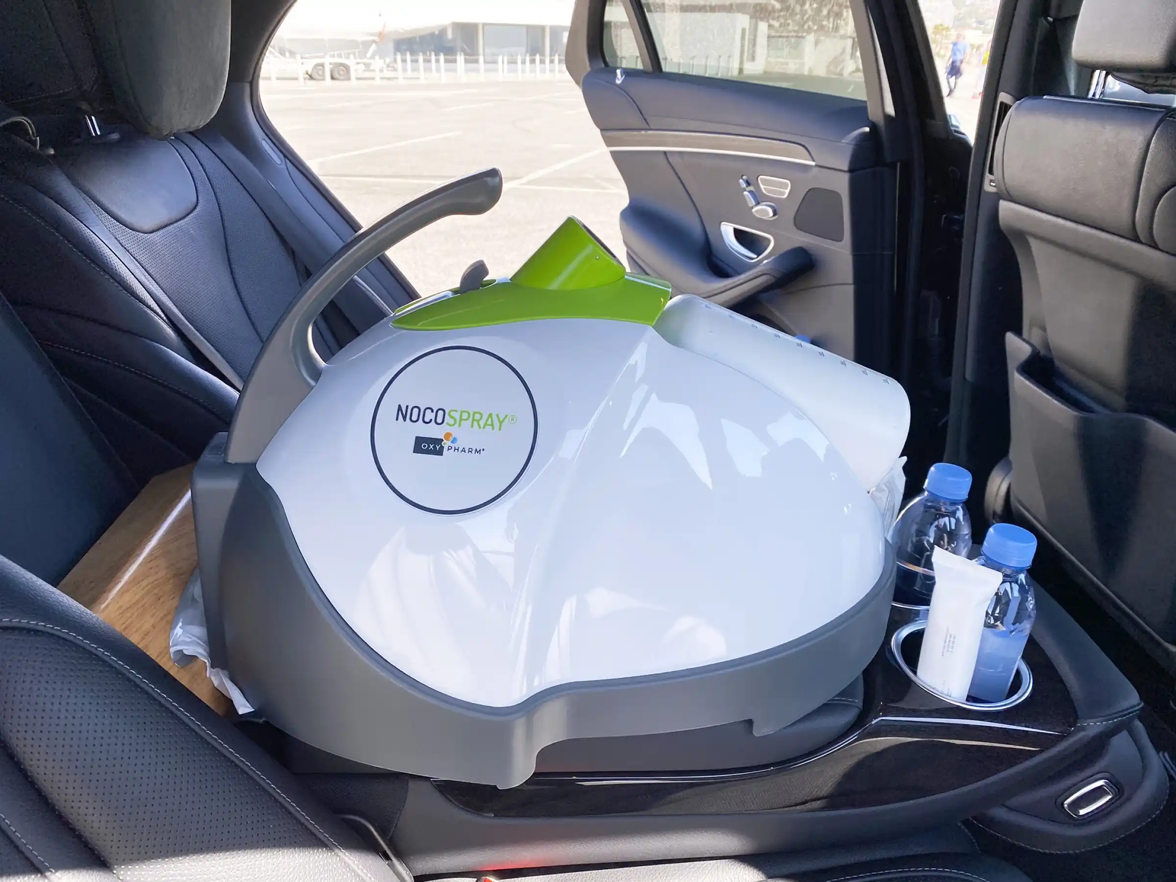 Appareil de désinfection NocoSpray installé à l’arrière d’un véhicule de transport avec services haut de gamme – protocole de désinfection renforcé pour sécurité sanitaire des clients.